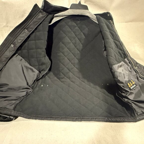 Barbour Quilted Jacket - blends outdoor functionality with a refined look. - Picture 9 of 10